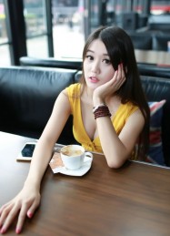 黄色超短裙美女气质写真，清纯甜美，气质女神(10P)